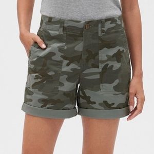 GAP GIRLFRIEND KHAKI SHORT ( GREEN CAMO )
